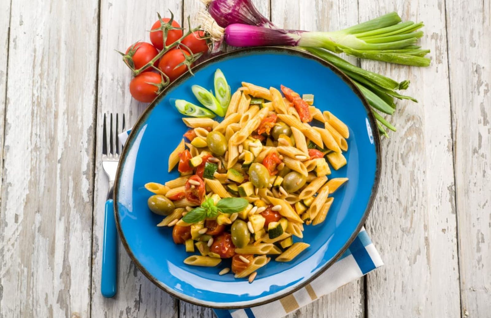 Insalata di pasta fredda vegana: ricetta estiva che piace a tutti