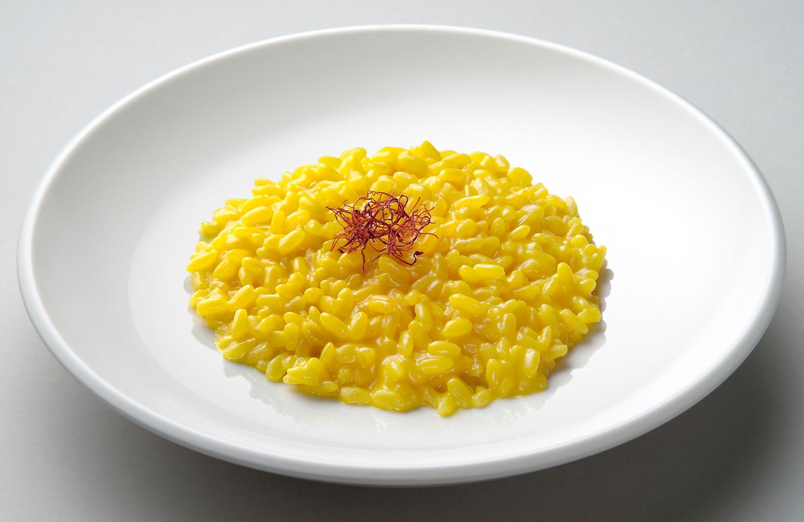 La ricetta del risotto allo zafferano, un primo piatto senza tempo