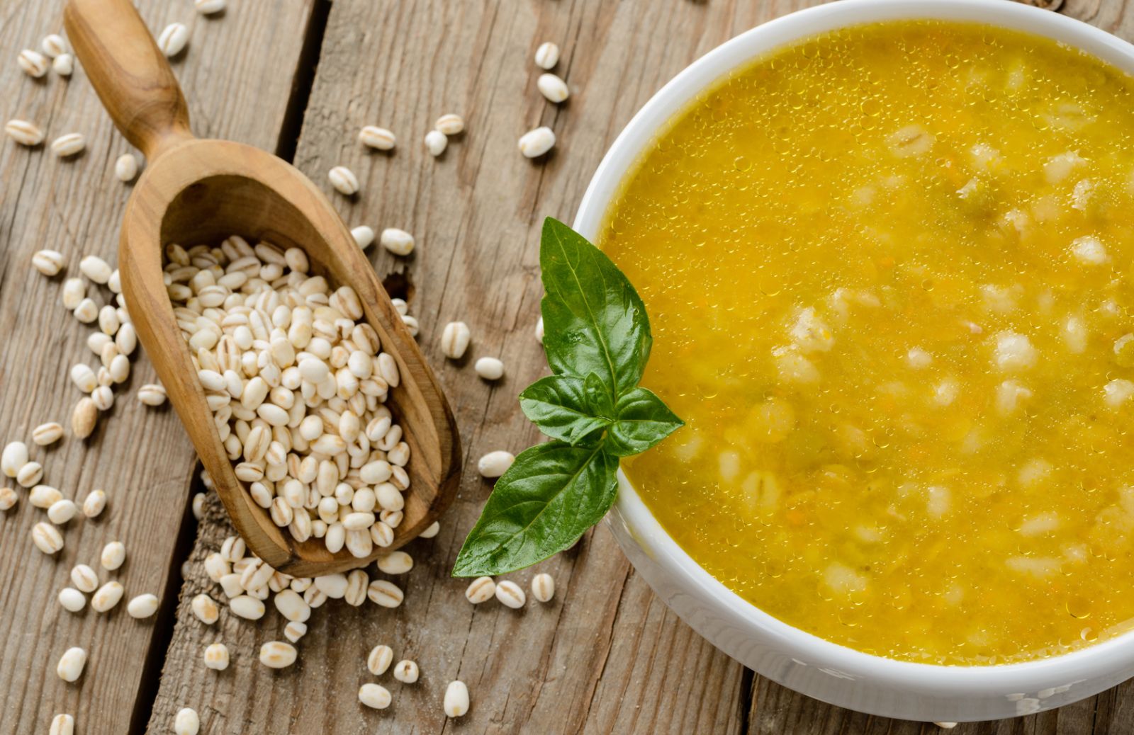 Ricette che scaldano il cuore: la minestra di orzo, castagne e zucca con quenelle di ricotta
