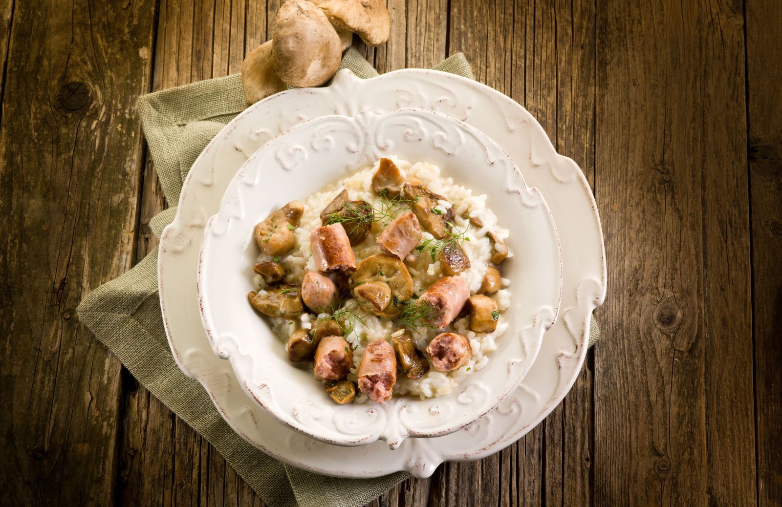 Risotto con salsiccia e funghi, la ricetta del primo autunnale