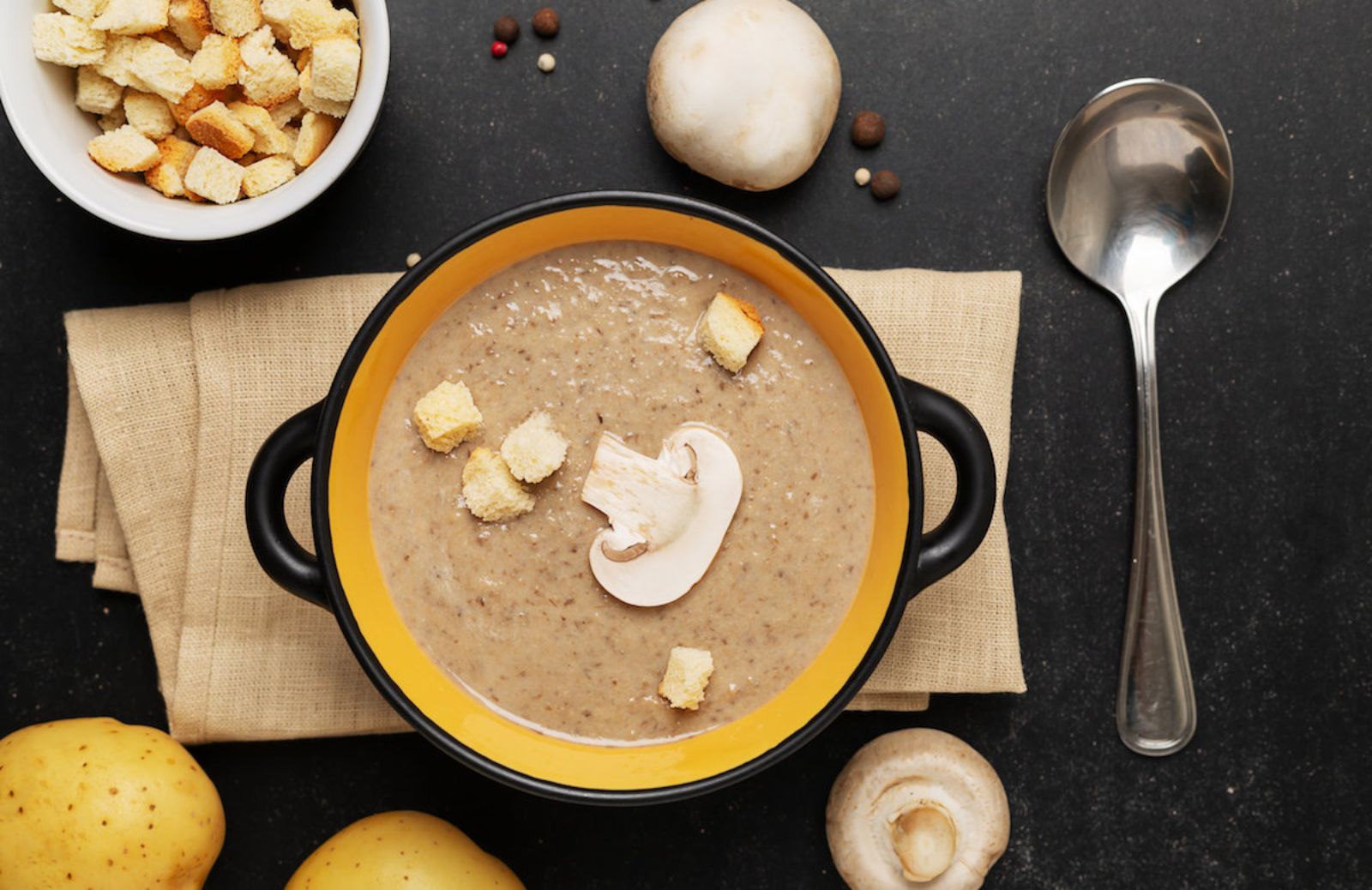 Vellutata di funghi e patate, la ricetta perfetta per le cene autunnali