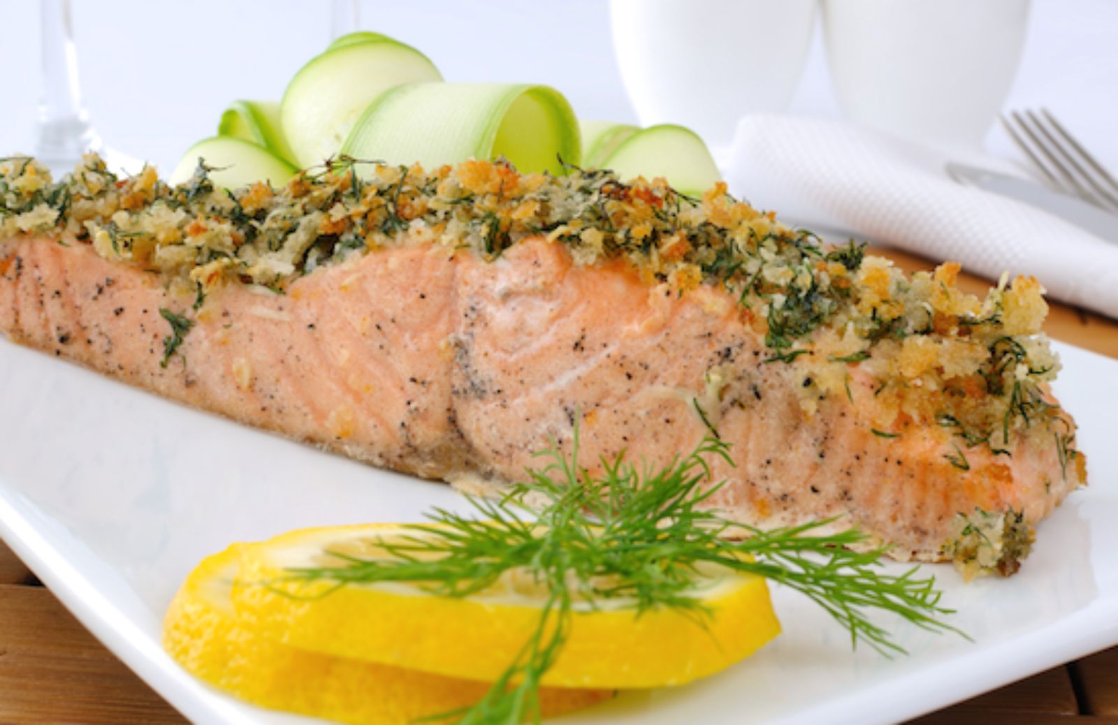 Come preparare salmone alla salvia e nocciole