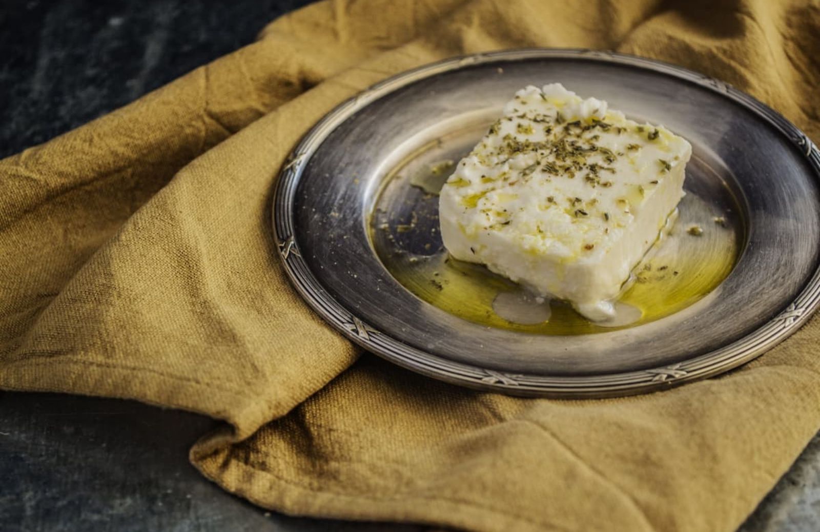 Feta al forno: ricetta base al miele (e gustose varianti)