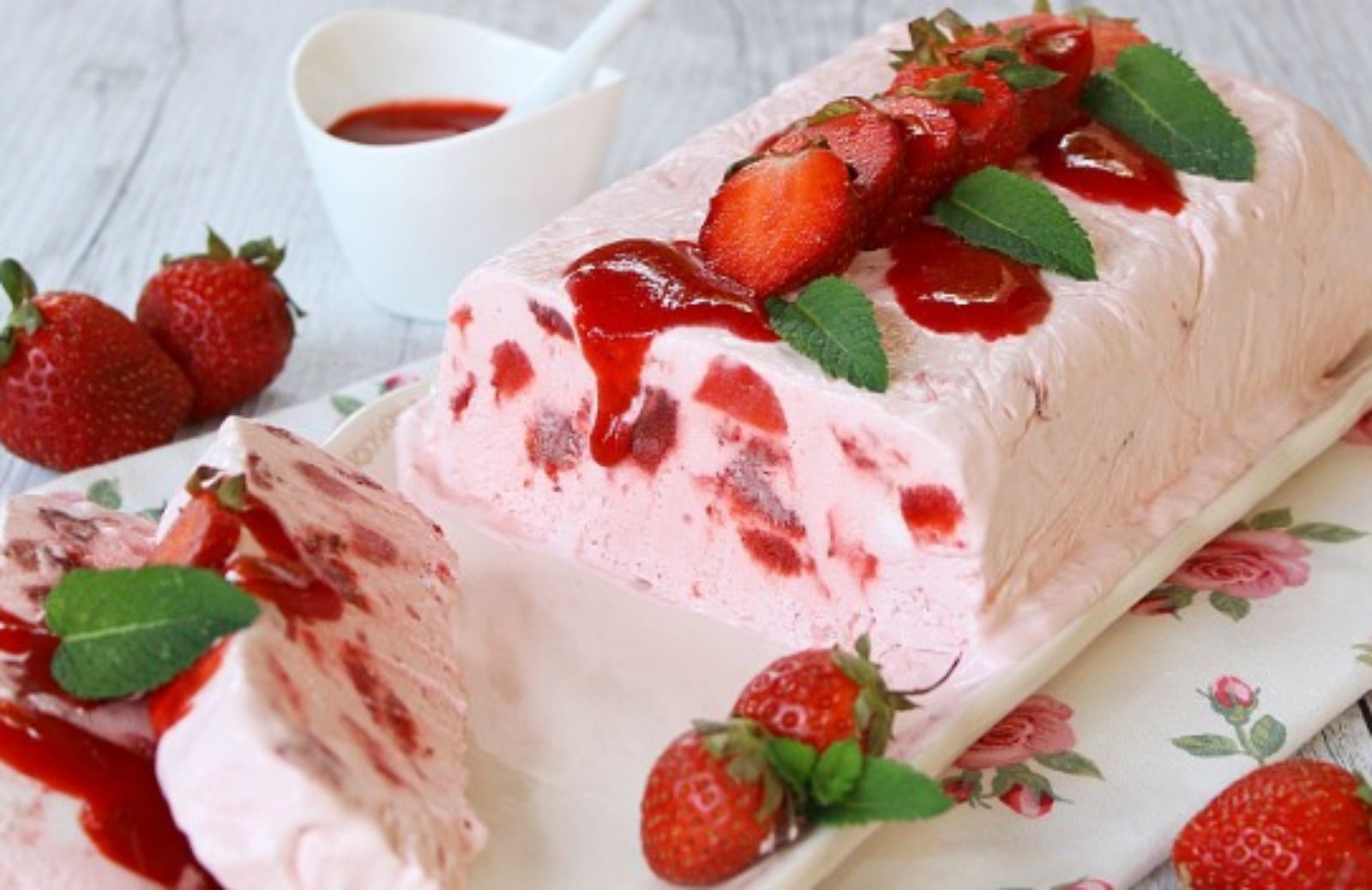 Dolci senza cottura: semifreddo alle fragole