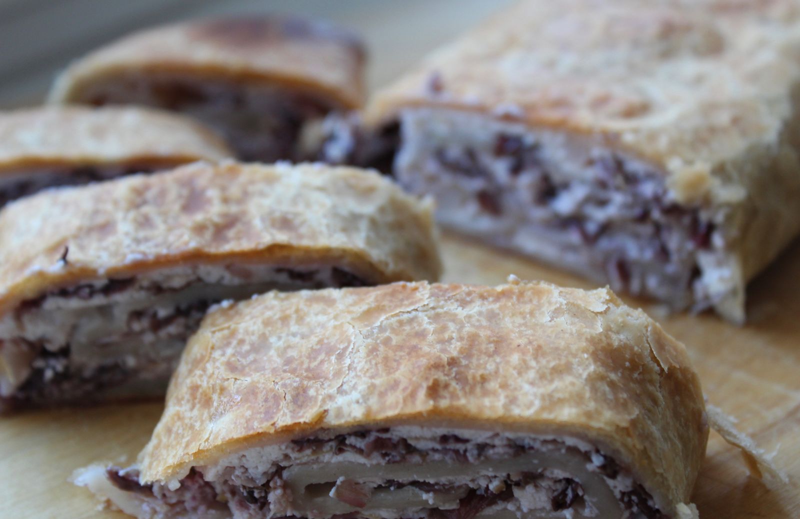 Rotolo di pasta sfoglia al radicchio e mela