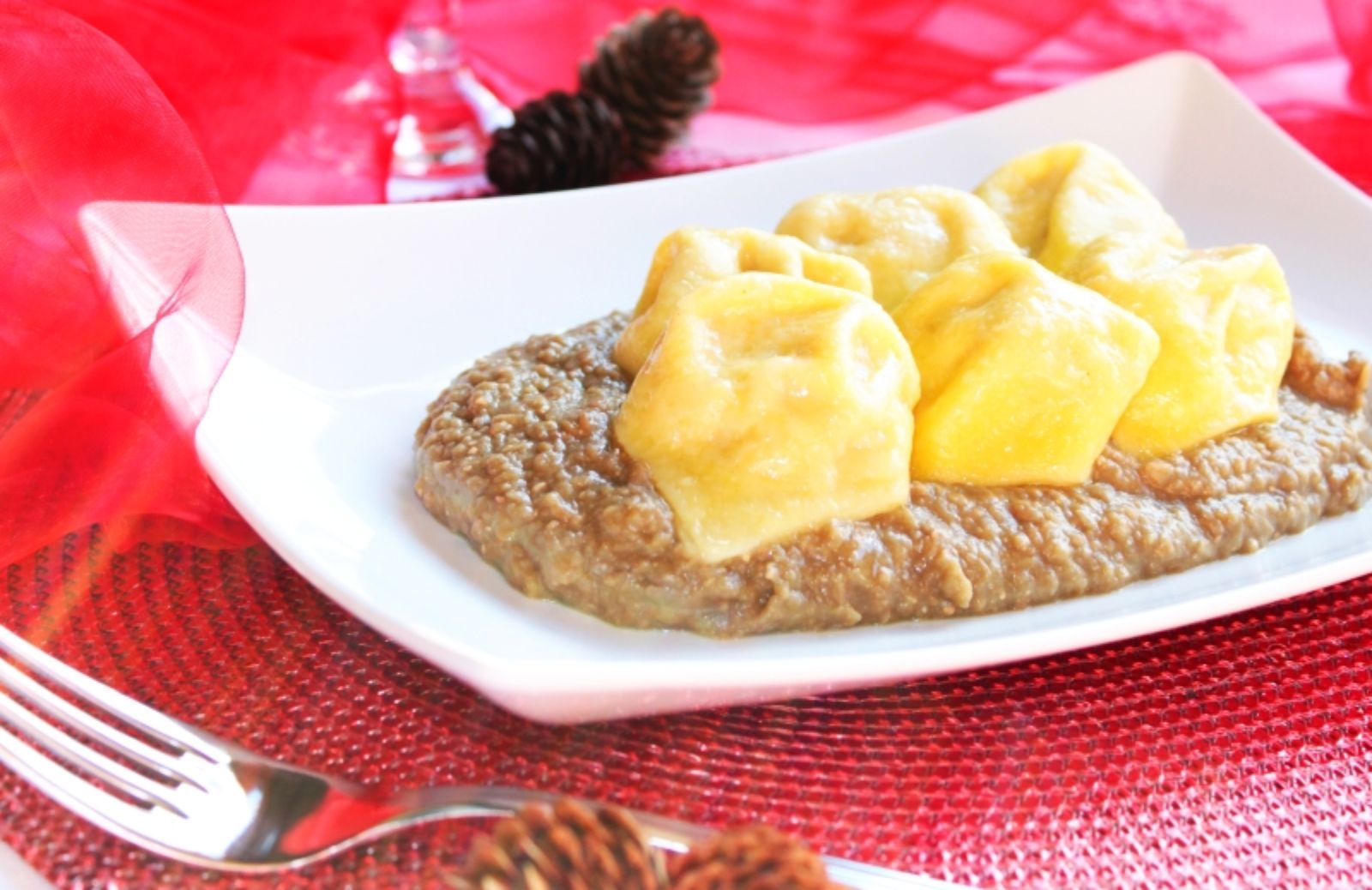 Tortelli con cotechino su vellutata di lenticchie