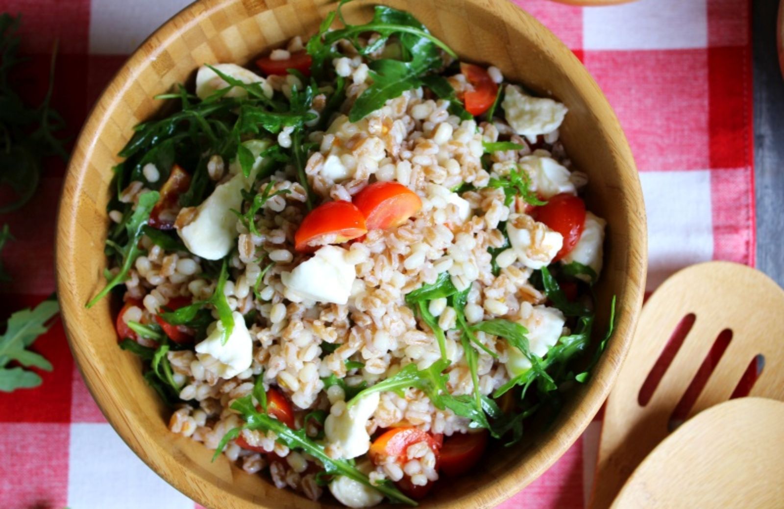 Insalata fredda di orzo, grano e farro: la ricetta