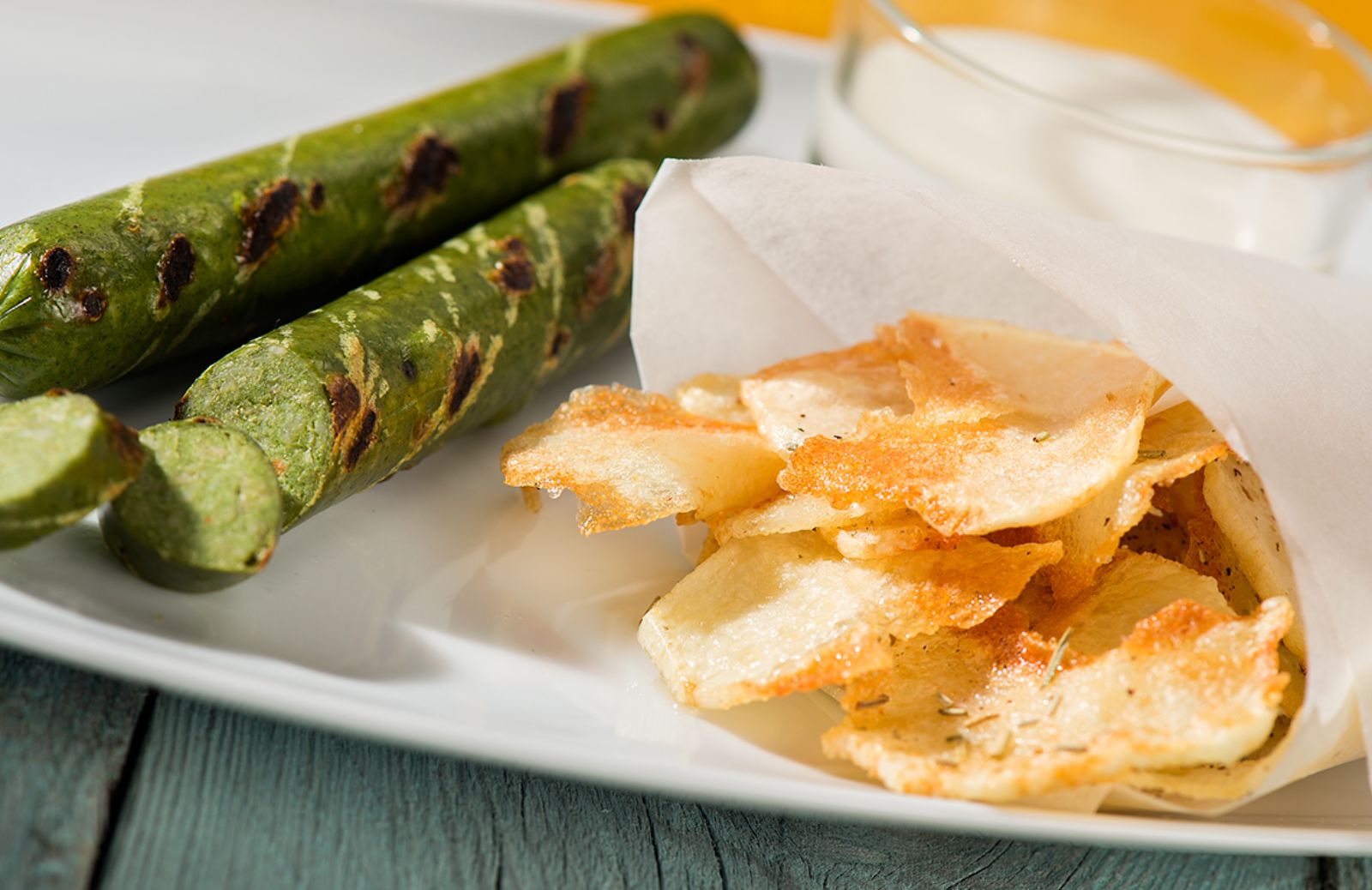 Non solo carne: prova i würstel di verdure con chips di patatine e salsa allo yogurt!