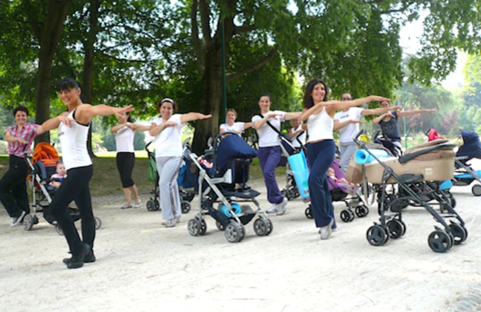 Ginnastica col passeggino nei parchi per le neo-mamme