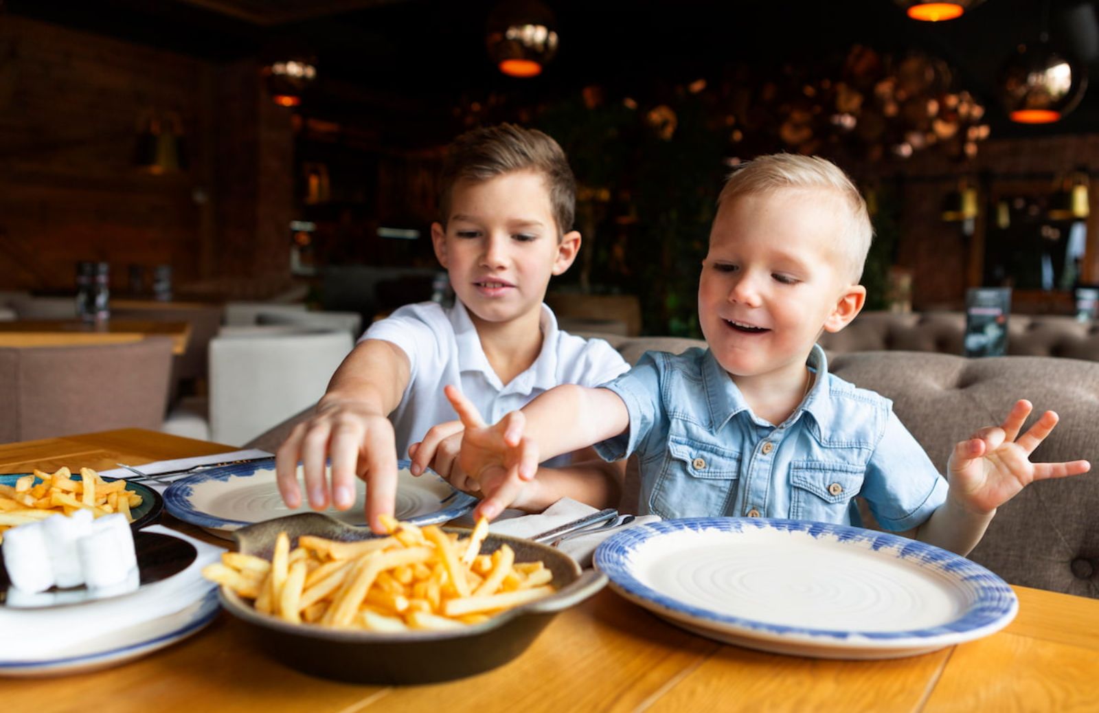 Come insegnare ai bambini a stare a tavola