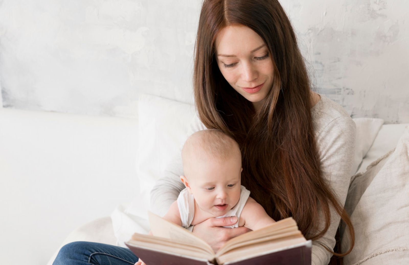 Come leggere un libro a un neonato (e perché è utile) 