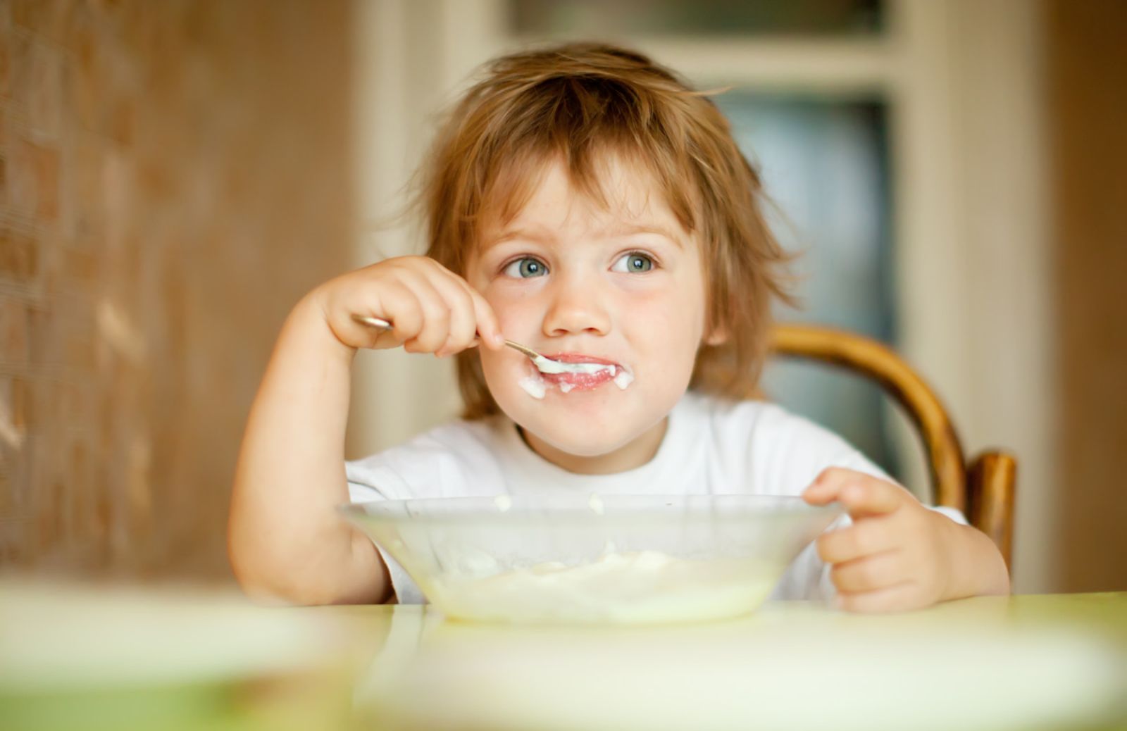 Come insegnare ai bambini a mangiare da soli