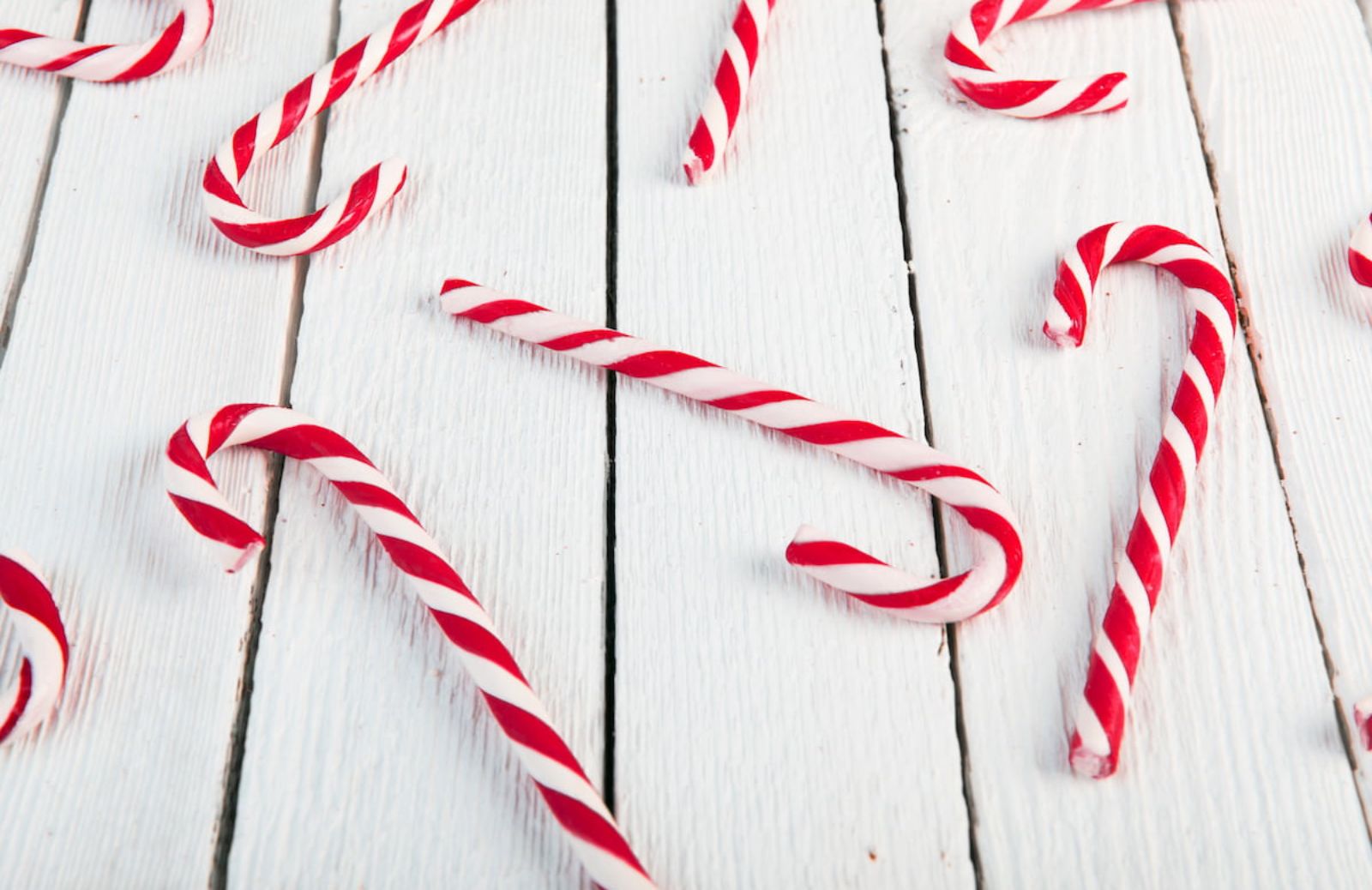 Bastoncini di Natale: la ricetta dei biscotti da fare coi bambini