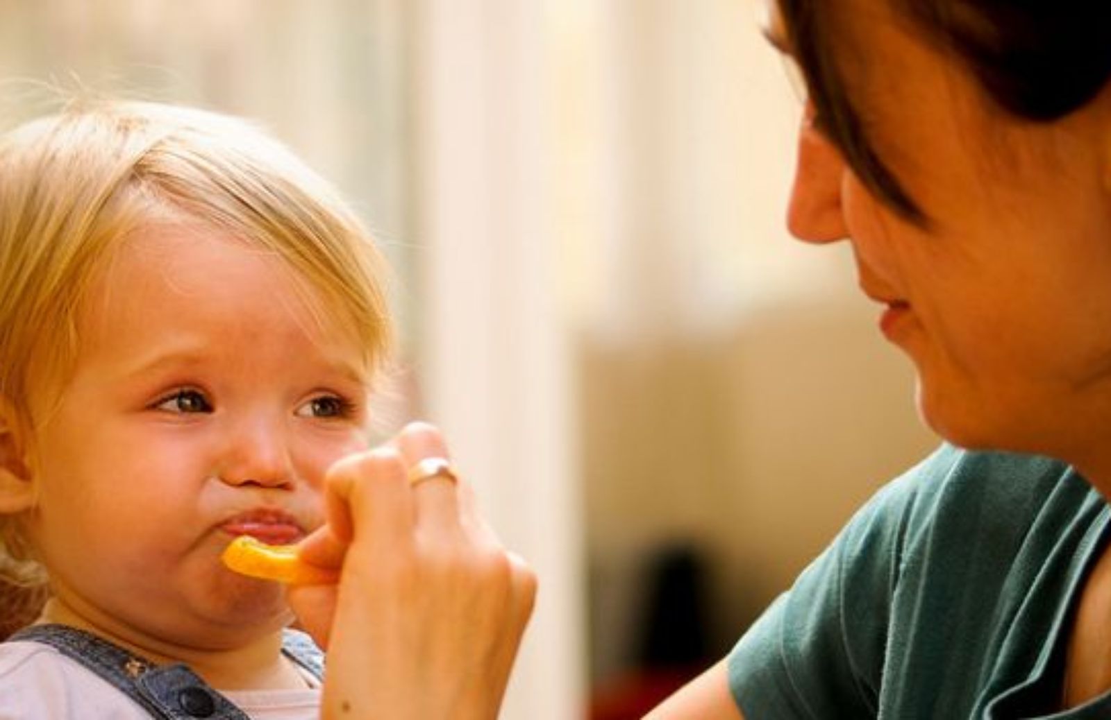 Come fare una pastina con l'uovo per lo svezzamento