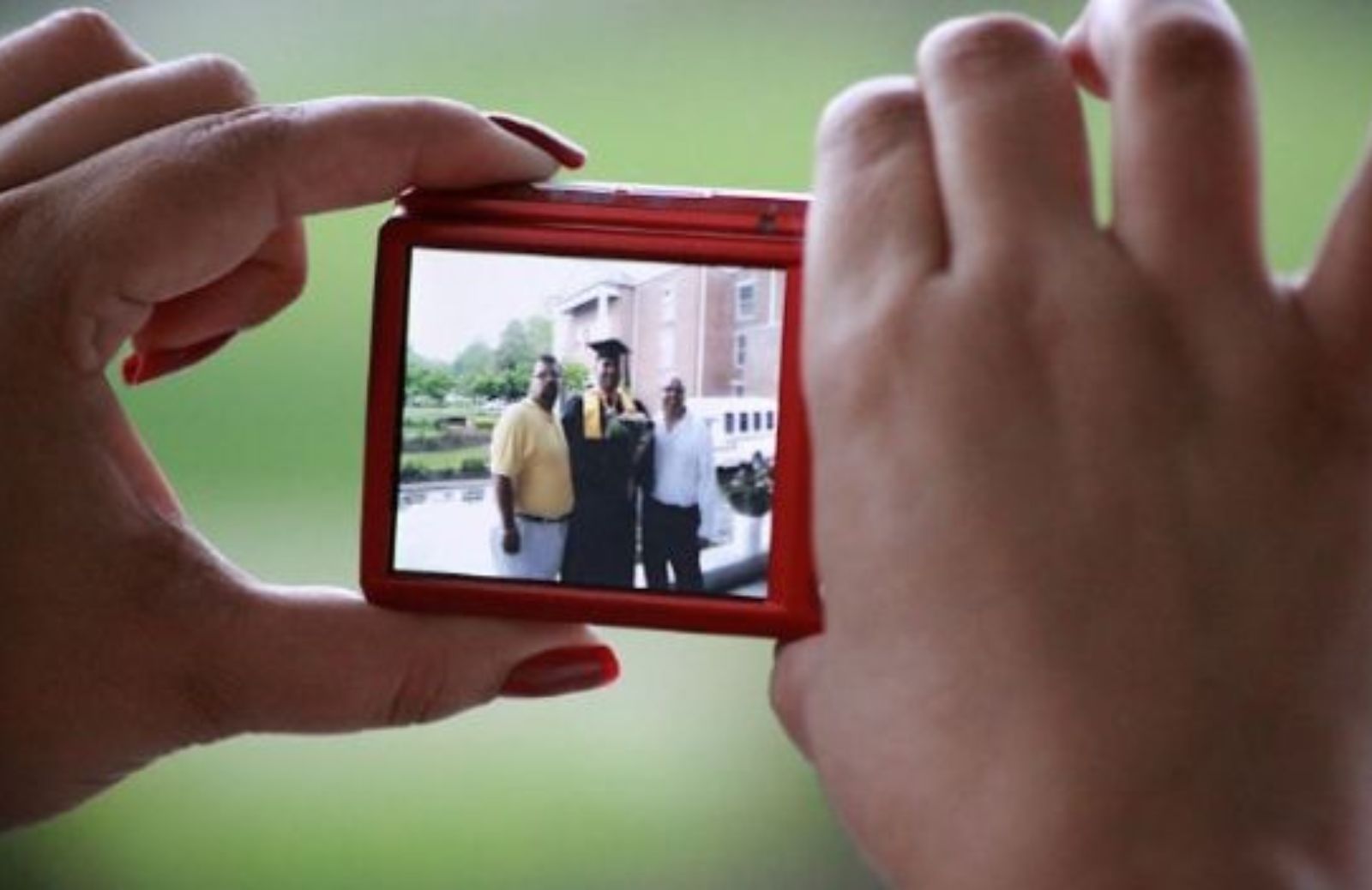 Come scattano e condividono le foto gli italiani?