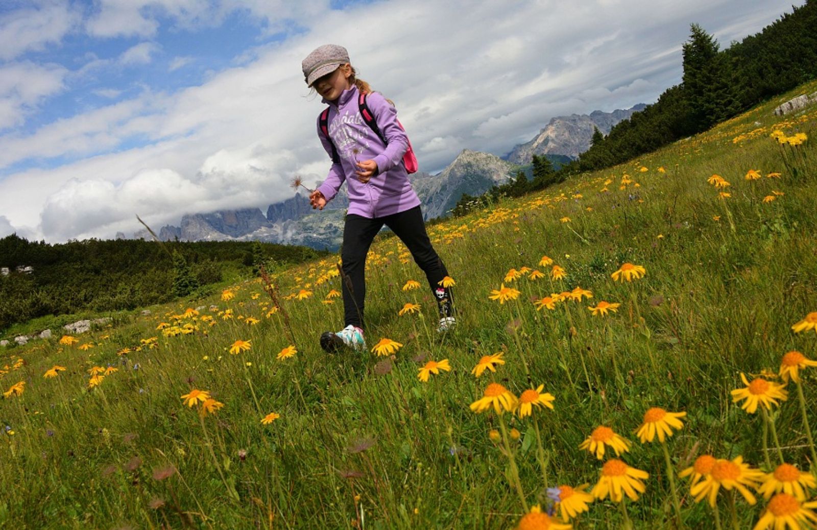 Trekking d’estate in montagna: le regole per uno zainetto perfetto