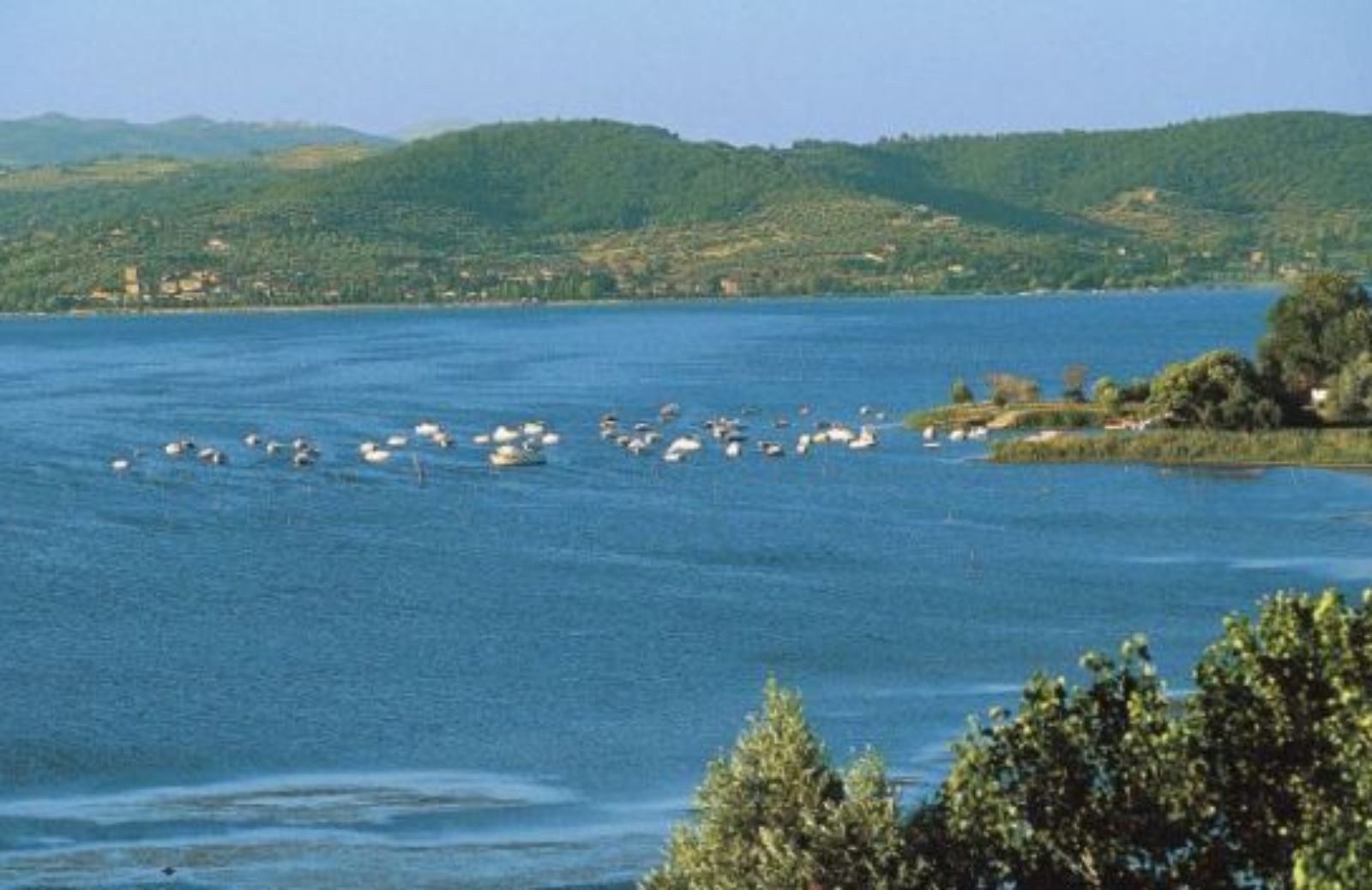 Un lago tra le colline umbre