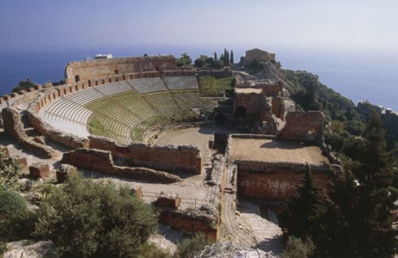 Un teatro, un vulcano e il mare