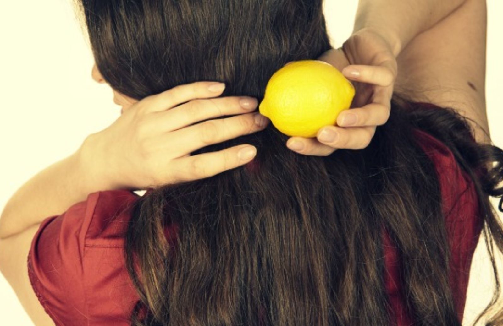 Capelli grassi addio: lozione al limone