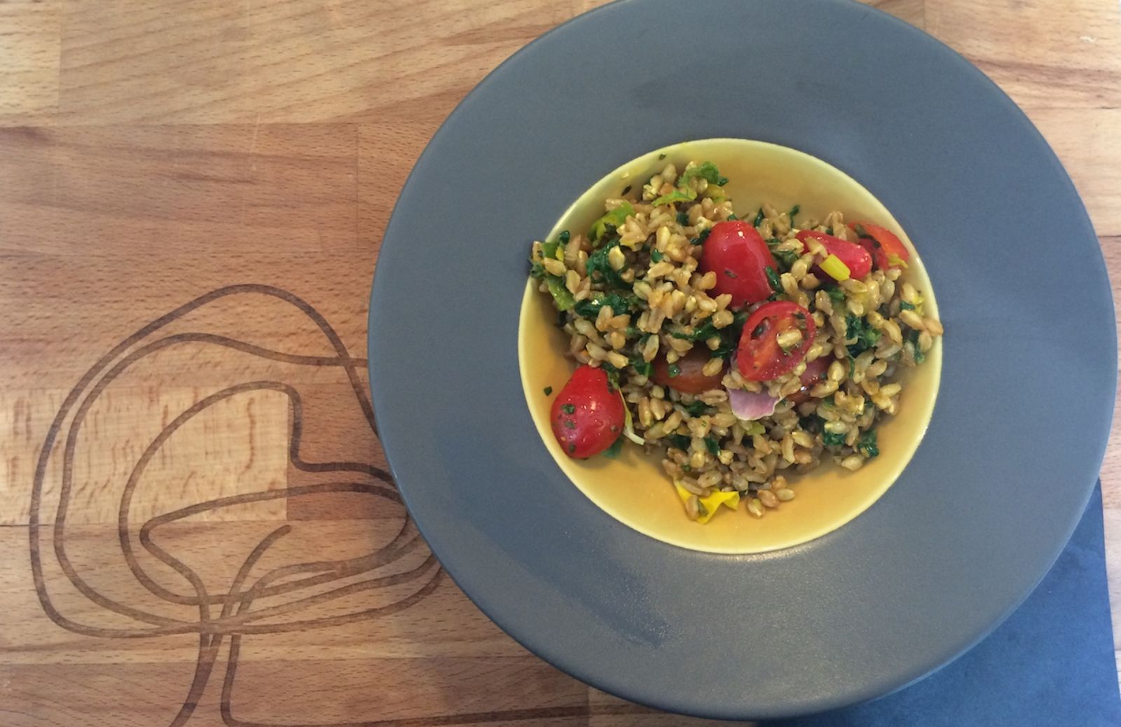 Ricette contro l'ipertensione: insalatina di farro con erbe fresche e curcuma