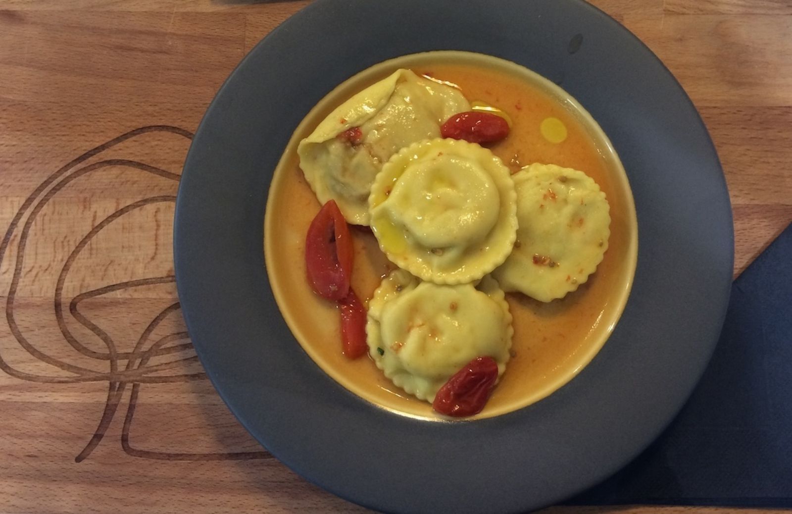 Ricette contro l'ipertensione: ravioli allo zafferano ripieni di ceci con pomodorini confit