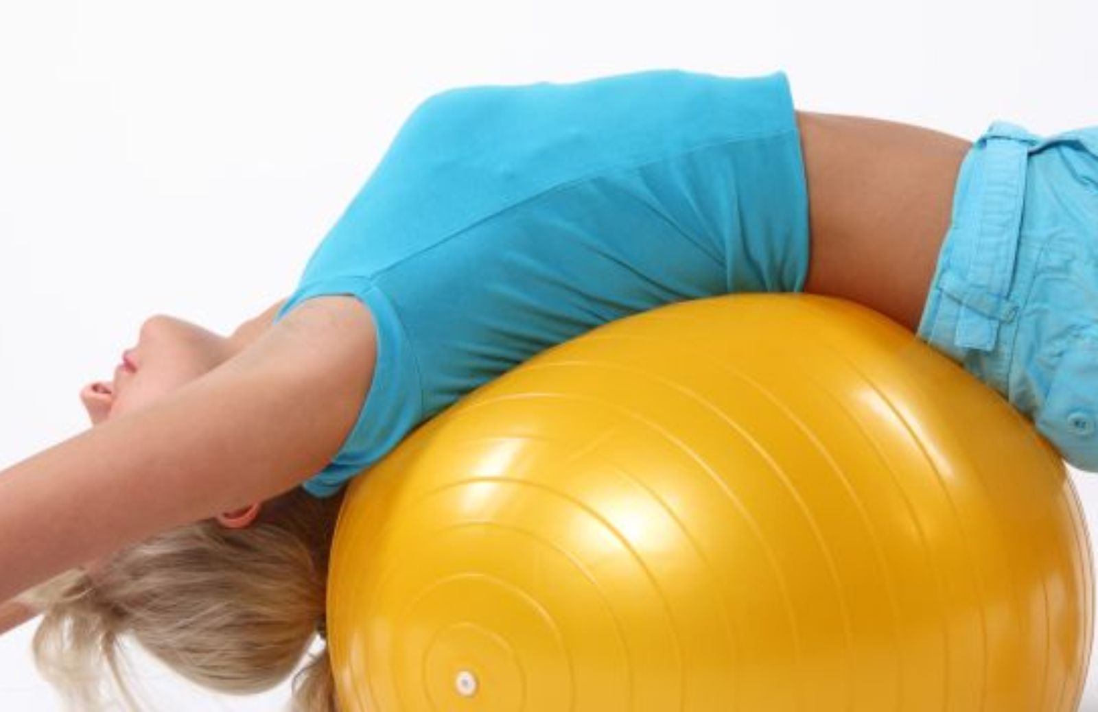 Come usare la fitball: esercizi per i glutei