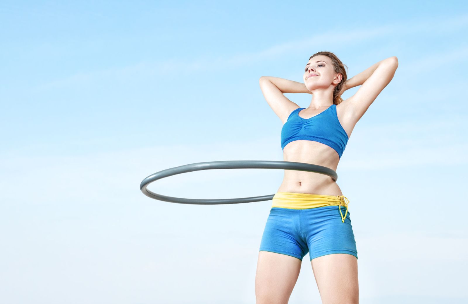 Hula hoop: 4 esercizi per snellire il girovita