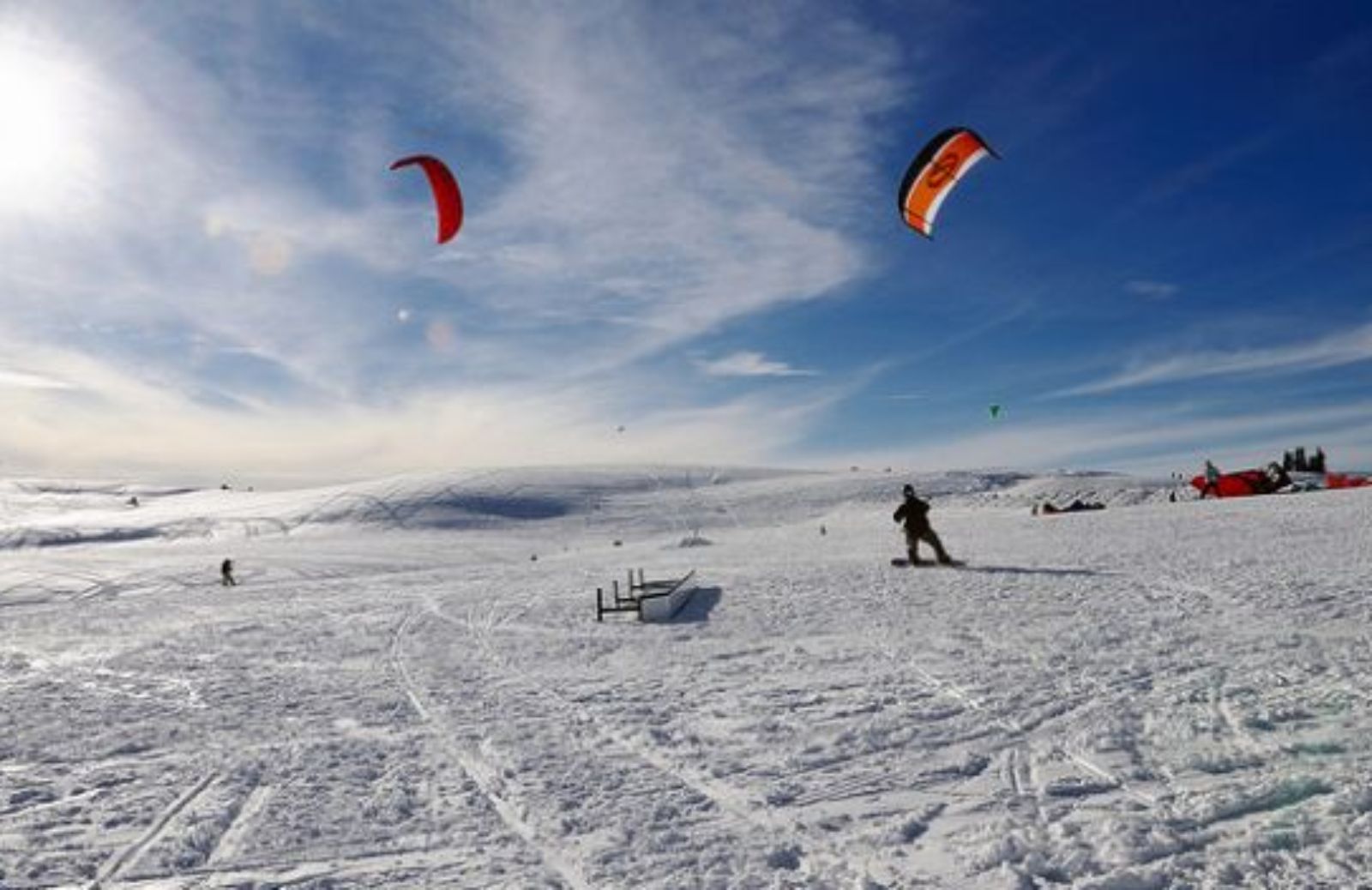 Come tenersi in forma con lo sport sulla neve: bob e snowkite