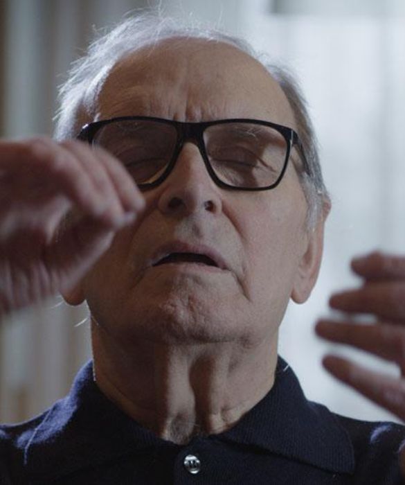 <p>Ritratto a tutto tondo di Ennio Morricone, il musicista più popolare e prolifico del ventesimo secolo, il più amato dal pubblico internazionale, due volte premio Oscar, autore di oltre cinquecento colonne sonore indimenticabili. Il documentario lo racconta attraverso una lunga intervista di Tornatore al Maestro, testimonianze di artisti e registi, musiche e immagini d’archivio, ma anche con curiosità poche conosciute sul Maestro.</p>
