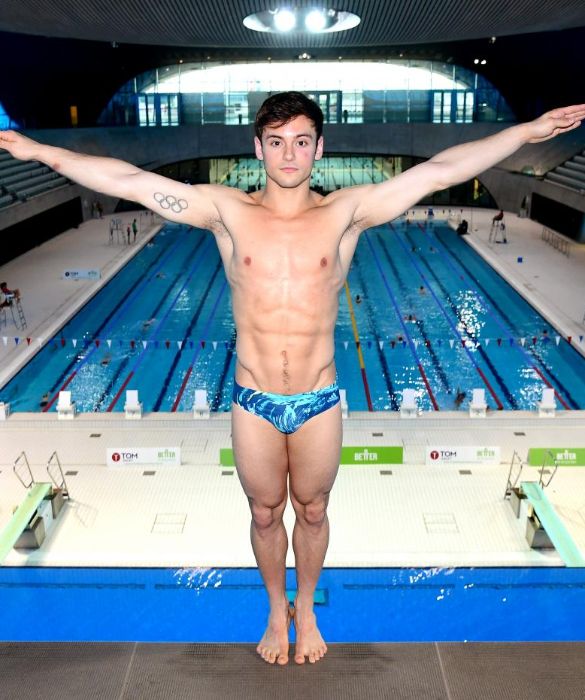 <p>Anche Tom Daley, oro nel sincro dalla piattaforma 10 m, è un gran bel vedere. E poi, nei momenti di pausa prende i ferri e si dedica al crochet, passione nata durante il lockdown. We love you, Tom!</p>
