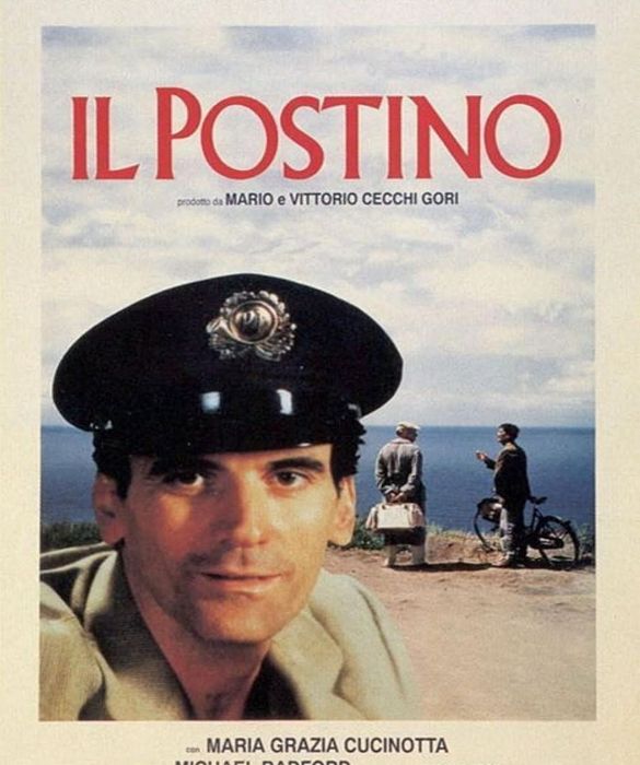 <p>Ci siamo anche noi, o meglio c’è anche l’Italia in uno dei film con storie d’amore più famose del cinema, quella tra il postino Mario (<strong>Massimo Troisi</strong>, morto appena dopo la fine delle riprese) e la bella dell’isola (Maria Grazia Cucinotta), con Pablo Neruda (Philippe Noiret) a fare le veci di <strong>Cupido</strong>.</p>
