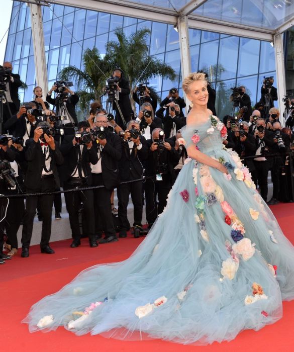 <p>Come ogni anno, questi sono i giorni più “caldi” per le fashion victims. Riflettori puntati sulla <strong>Croisette</strong>, si conclude il <strong>Festival di Cannes 2021</strong> con un caleidoscopio di <strong>abiti</strong> fruscianti, sfavillanti, esagerati. Non tutti ci hanno fatto sognare, qualcuno ci ha fatto addirittura inorridire (come da tradizione). Rivediamo insieme i 10 look più strabilianti: perché Cannes non è soltanto <strong>cinema</strong>, ma è anche, e forse soprattutto, un <strong>red carpet</strong> assolutamente imperdibile.</p>
