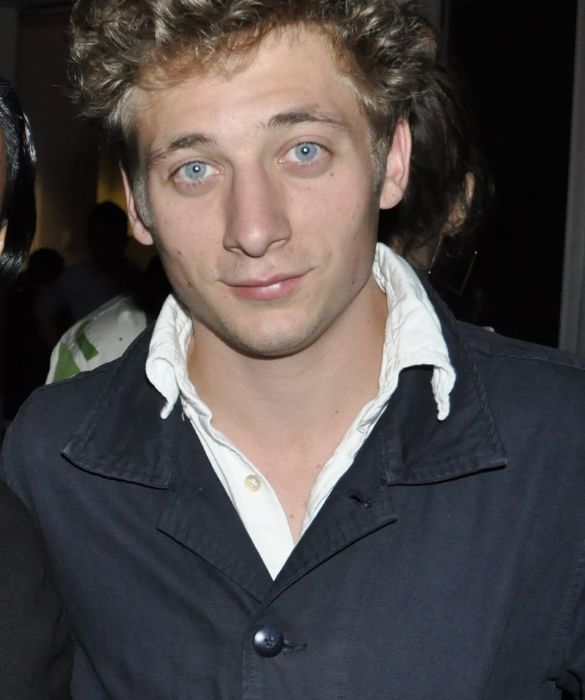 <p>Principalmente noto per il ruolo di Lip Gallagher in Shameless, Jeremy Allen White di recente è stato protagonista della serie The Bear. Anche lui entra di diritto in questa shortlist degli attori non belli, ma che piacciono parecchio.</p>
