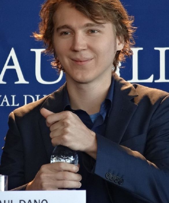 <p>Ne ha fatta di strada Paul Dano dal ruolo dell'adolescente Dwayne che fa il voto del silenzio nel pluripremiato <em>Little Miss Sunshine</em>. Non sarà il classico belloccio, ma le ammiratrici non mancano: un anti-divo di Hollywood, ma la cui stella è in continua ascesa. </p>
