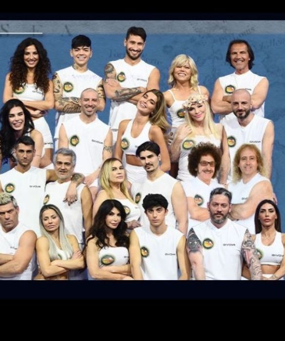 <p>Il mondo della tv italiana è in fibrillazione per la nuova edizione de L<strong><em>’Isola dei Famosi</em></strong>, che torna su <strong>Canale 5</strong>. Alla conduzione ancora <strong>Ilary Blasi</strong>, assistita in studio da <strong>Vladimir Luxuria</strong> (vincitrice nel 2008) e <strong>Nicola Savino</strong> (presentatore nel biennio 2011-12): si torna sempre dove si è stati bene. Pur di non essere spedito di nuovo a Cayos Cochinos, Alvin ha tentato la carta-Covid, senza successo. Scopriamo, con quel pizzico di sana ironia,<strong> chi sono i partecipanti dell’Isola dei Famosi 2022</strong>, divisi in singoli e coppie. Attenzione: alcuni sono famosi davvero.</p>
