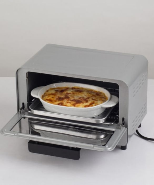 <p>Per la pizza va usato il forno grande. E anche per una bella teglia di lasagne. Ma per preparare o scaldare quantità di cibo più piccole non c’è bisogno di accendere il forno grande: meglio ricorrere al fornetto elettrico, che ovviamente usa meno energia per scaldarsi.</p>
