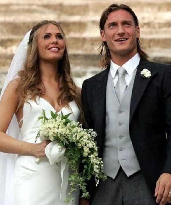 <p>Francesco Totti e Ilary Blasi<strong> si sposano il 19 giugno 2005 </strong>alla Basilica di Santa Maria in Aracoeli: la cerimonia viene trasmessa in diretta da Sky, con tutti i proventi per i diritti televisivi devoluti in beneficenza. È l’evento dell’anno: decine di telecamere e migliaia di tifosi della Roma seguono la cerimonia dentro e fuori la basilica.</p>
