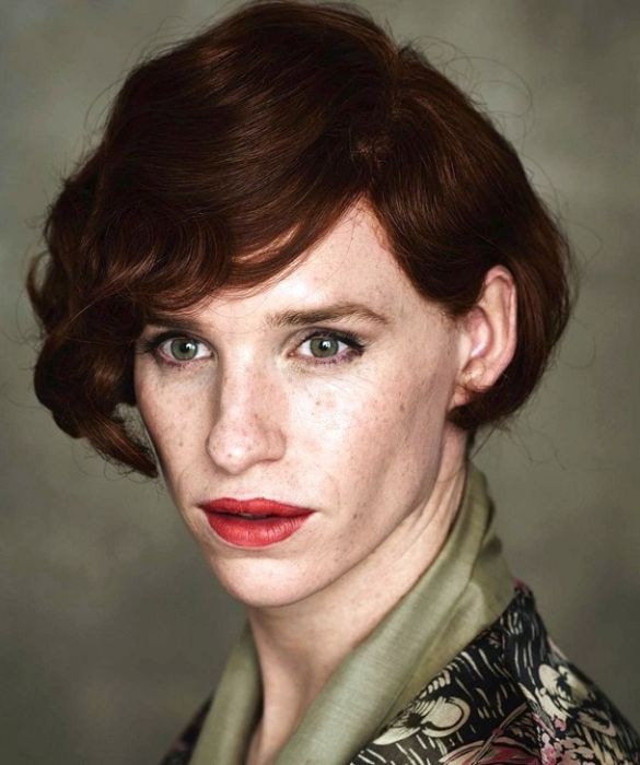 <p>Niente protesi, niente rughe finte: solo un trucco… da donna, più una parrucca. È quanto è bastato a Eddie Redmayne per interpretare in The Danish Girl la pittrice Lili Elbe, ovvero la seconda persona a essersi sottoposta a un intervento chirurgico per il cambio di sesso.</p>
