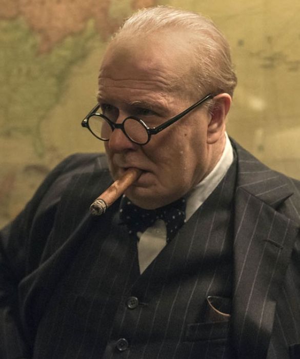 <p>Irriconoscibile invece Gary Oldman, nonostante sia uno dei più grandi attori viventi, nei panni di Winston Churchill in <em>L'ora più buia</em>. 200 le ore passate al trucco per "trasformarsi" nel primo ministro britannico (e oltre 400 sigari fumati). Questa interpretazione viene considerata una delle migliori della sua carriera.</p>
