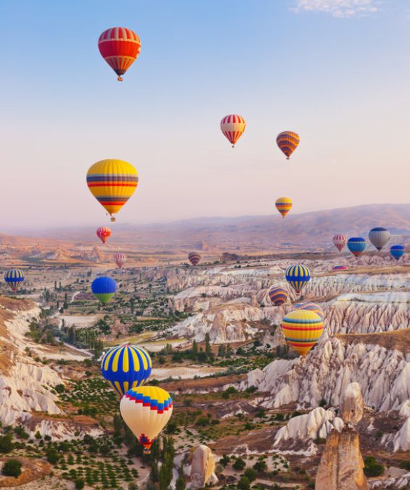 <p>Insomma, Turchia. Istanbul è una città meravigliosa, che regala tramonti spettacolari con vista sul mare: praticamente tutti gli hotel, almeno nella zona di Sultanahmet, hanno una terrazza all’ultimo piano dove goderseli sorseggiando magari una bicchiere di çay. E poi, dal Bosforo si può partire per un tour nella magica Cappadocia, una delle migliori destinazioni per gli inguaribili romantici, per l’immancabile giro in mongolfiera.</p>
