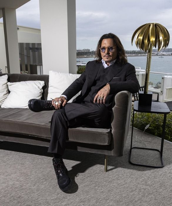 <p>Da protagonista di piccole produzioni underground a <strong>divo di Hollywood</strong>: <strong>60 anni</strong> il <strong>9 giugno</strong> 2023, Johnny Depp è uno degli attori più istrionici della sua generazione. Nel corso di una lunga, anzi lunghissima carriera, iniziata negli anni ‘80, ha declinato il suo sguardo magnetico e il suo ghigno beffardo in un’infinità di ruoli. Dark, irriverente, irresistibile: quanti sono i volti del camaleontico Johnny Depp? Ripassiamo con questa gallery le tappe principali della sua <strong>carriera</strong> e scopriamo com’è cambiato in 60 anni uno degli <strong>attori più sexy</strong> al mondo.</p>
