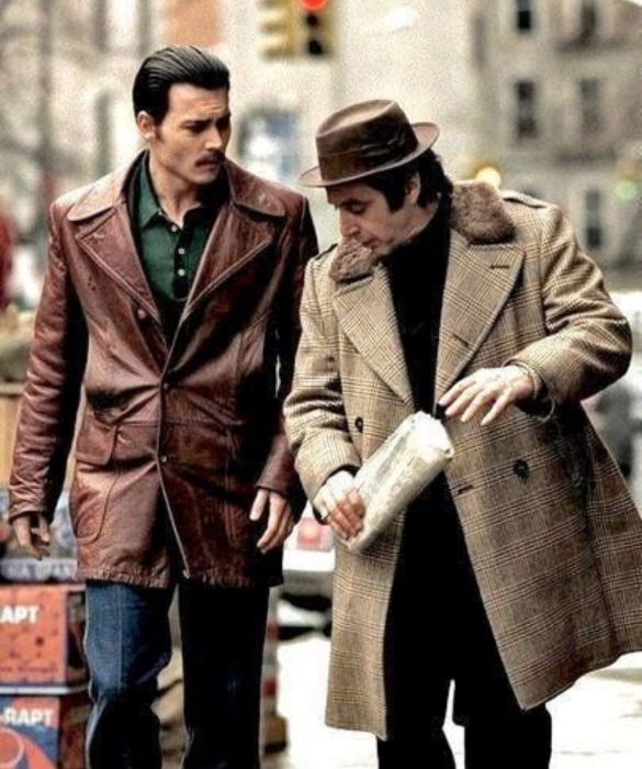 <p>Se <em>Dead Man</em> è stato più un successo di critica che di pubblico, è con <em>Donnie Brasco</em> che Johnny Depp inizia a misurarsi davvero con i numeri del successo. È il 1997 e il nostro, affiancato da <strong>Al Pacino</strong>, interpreta un <strong>agente dell’FBI infiltrato nella mafia</strong> italoamericana degli anni ‘70. Uno dei ruoli più difficili e celebrati della sua lunga carriera, dove emergono le sfaccettature più complesse delle doti attoriali di Depp.</p>
