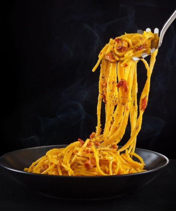 <p>È uno dei piatti italiani più famosi al mondo, oggetto di un culto gastronomico e di dispute infinite su qual è la ricetta più autentica. La carbonara è LA pasta per eccellenza, capace di unire i palati di generazioni e di dividere amicizie decennali, se un solo ingrediente non rispecchia quanto previsto dalla tradizione. Ma voi siete davvero sicuri di sapere <a href=