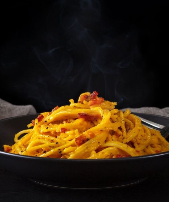 <p>C’è una cosa che rimane indigesta ai puristi della carbonara. Pare infatti che la ricetta sia comparsa <strong>per la prima volta negli Stati Uniti</strong>. Calma, parliamo non della ricetta cucinata ma di quella “scritta”, che fu pubblicata da una rivista americana all’inizio degli anni Cinquanta.</p>
