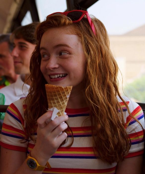 <p>Sadie Sink è entrata a far parte del cast di Stranger Things dalla seconda stagione, quando a Hawkins arriva Maxine "Mad Max" Mayfield. Ha esordito nello spettacolo giovanissima, a teatro nel 2012 con <em>Annie</em>.</p>
