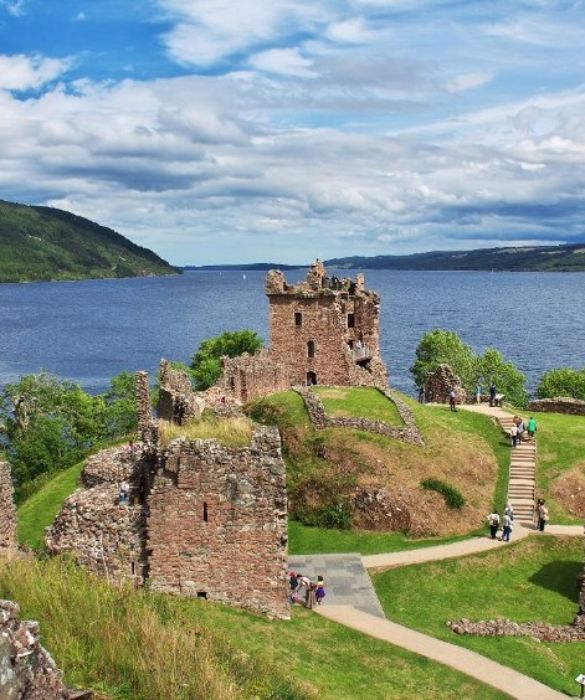 <p>Tra mare e montagna c’è chi preferisce il lago. E allora perché non la Scozia, dove ce ne sono oltre 30 mila? Il più famoso, per il suo mostro, è senza dubbio Loch Ness. Ma l’inafferabile Nessie, che si può provare a “cercare” su barche dotate di sonar, non è certo l’unica attrattiva di questo lago, su cui ad esempio si affacciano le rovine del castello di Urquhart. E poco lontano ci sono la cascate Fall of Foyers.</p>
