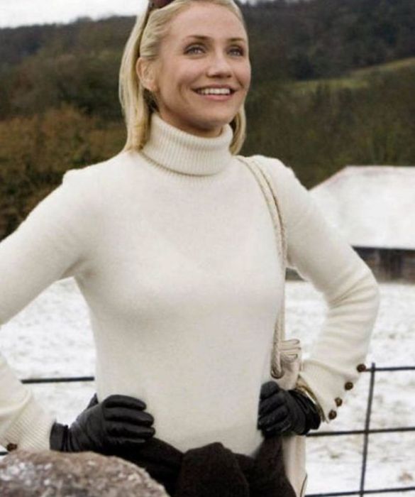 <p>Chi al <strong>Christmas jumper</strong> preferisce decisamente una scelta decisamente più stilosa, può ispirarsi a Cameron Diaz, co-protagonista di un altro classico cinematografico delle feste. Un <strong>dolcevita color panna</strong>, in cachemire oppure impreziosito da <strong>dettagli gioiello</strong>, è elegante e non banale. Da abbinare con un <strong>cardigan a coste ton sur</strong> ton, pantaloni a sigaretta e stivali neri.</p>
