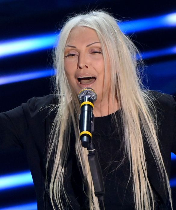 <p>Un <strong>trucco nude</strong>, senza lode e senza infamia. Tra makeup e outfit, l’insieme sembra gridare: “non mi spreco più di tanto”. L’aspetto generale di Anna Oxa a Sanremo 2023 è deludente, sicuramente non all’altezza dei suoi look storici e iconici.</p>
