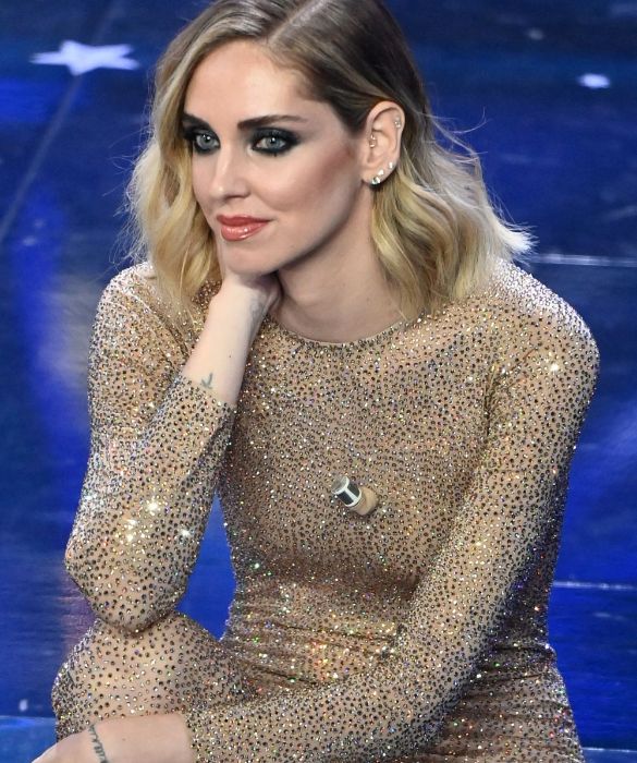 <p>È curato, come sempre, dal fidato <strong>Manuele Mameli</strong>, il make up di Chiara Ferragni per la sua co-conduzione a Sanremo 2023. Anche se la bellezza dell’influencer dai colori delicati e i lineamenti regolari viene enfatizzata al meglio da un <strong>maquillage</strong> più soft, il MUA ha puntato tutto su un <strong>trucco occhi intenso</strong>. Lo <strong>smokey eyes</strong> sui toni del grigio e del blu (sia in versione shimmer che glitter) è stato abbinato a <strong>labbra nude</strong>, tutto by <strong>Lancôme</strong>.</p>
