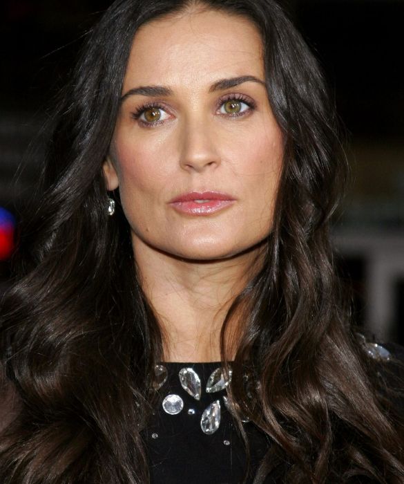 <p>Forse non tutti sanno che gli <strong>occhi da diva</strong> di <strong>Demi Moore</strong> hanno una peculiarità davvero rara. Differiscono, infatti, l’uno dall’altro per il colore: nocciola e verde. Questa piccola differenza contribuisce a rendere il suo sguardo iconico e magnetico.</p>
